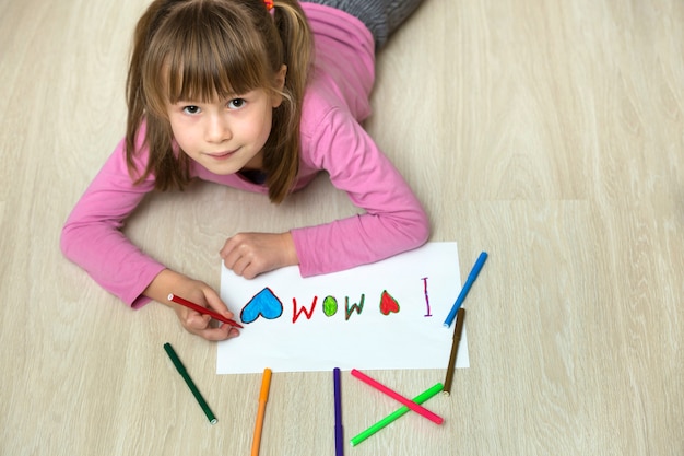 Ansicht von oben genanntem der netten kindermädchenzeichnung mit bunten zeichenstiften ich liebe mamma Premium Fotos