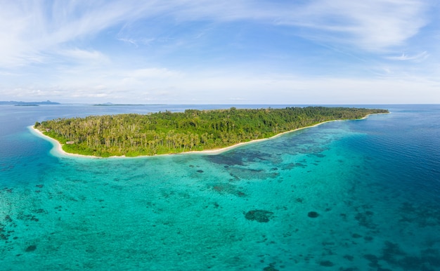 Antenne exotischer tropischer inselwei sandstrand abseits 