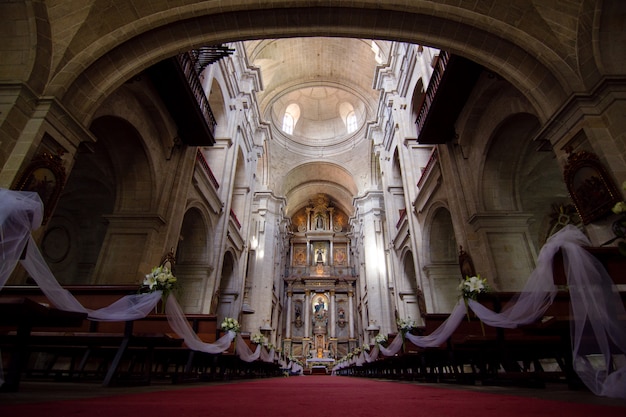 Antike Katholische Kirche Bereit Fur Eine Hochzeitszeremonie Marraige Konzept Premium Foto