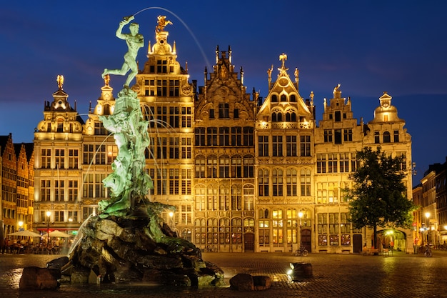 Antwerpener Grote Markt Mit Berühmter Brabo-statue Und Brunnen Bei ...