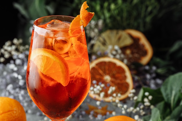 Aperol Spritz Cocktail Auf Einem Grauen Betontisch Ein Glas Aperol Spritz Mit Orangenscheiben Sommercocktail Im Glas Premium Foto