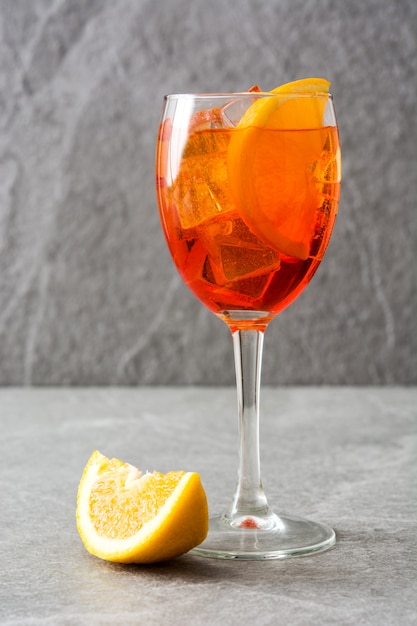 Aperol spritz cocktail in glas auf grauem stein PremiumFoto