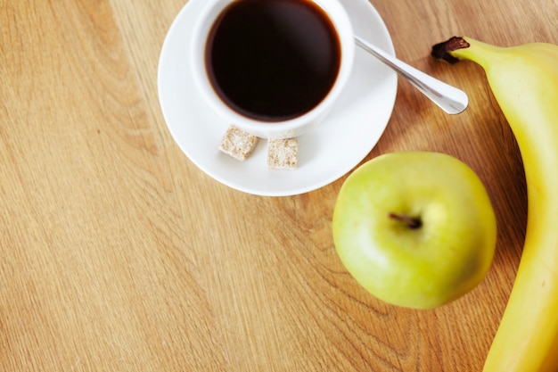 Apfel und banane mit kaffee | Kostenlose Foto