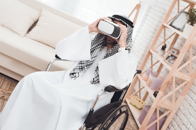 Arabischer mann in einem rollstuhl mit glasess virtuellem wirklich. Premium Fotos