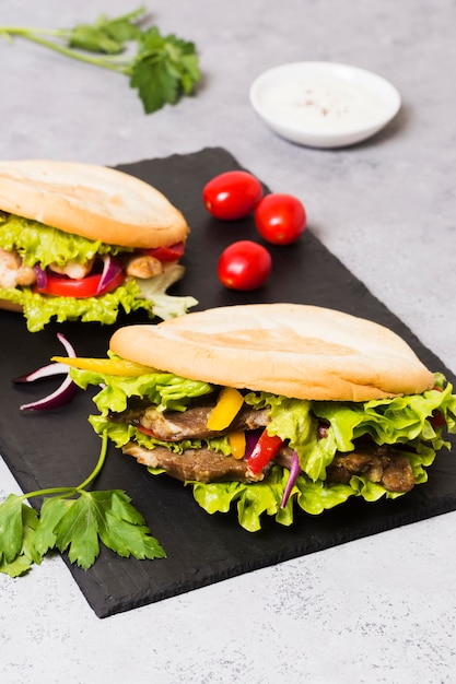 Arabisches kebab-sandwich im fladenbrot | Kostenlose Foto