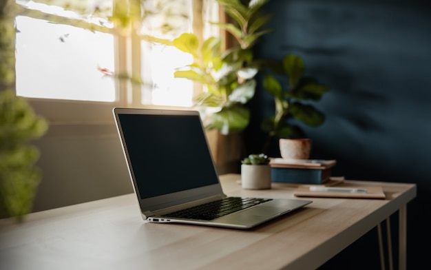 Arbeiten von zu hause aus über computer laptop