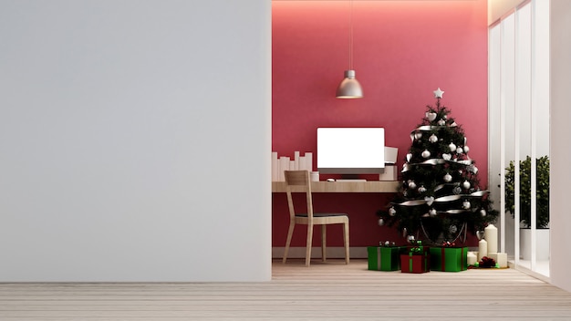 Arbeitsplatz mit weihnachtsbaum und geschenkbox zu hause oder in der wohnung Premium Fotos