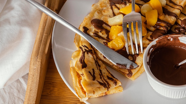 Arrangement mit pfannkuchen und schokolade | Kostenlose Foto