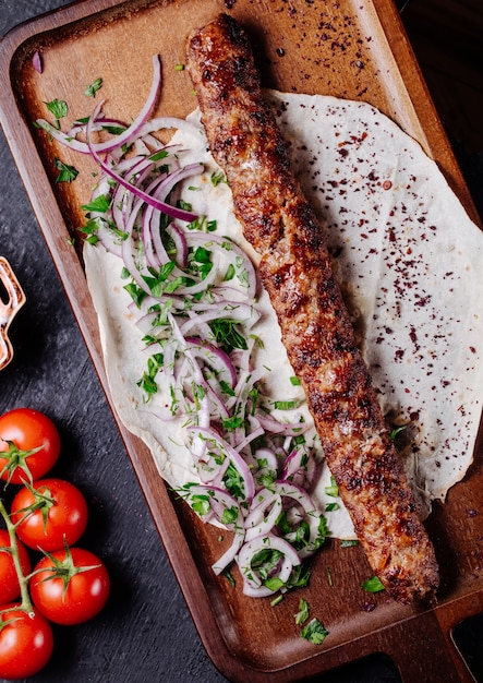 aserbaidschanischer-lule-kebab-im-lavash