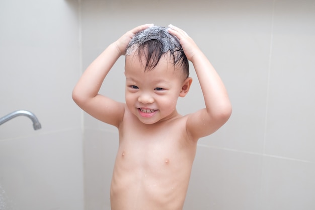 Asiatische 2 3 Jahre Alte Kleinkind Jungen Kind Duschen Selbst Kind Waschen Haare Mit Shampoo Fordern Selbsthilfefahigkeiten Bei Kindern Konzept Premium Foto