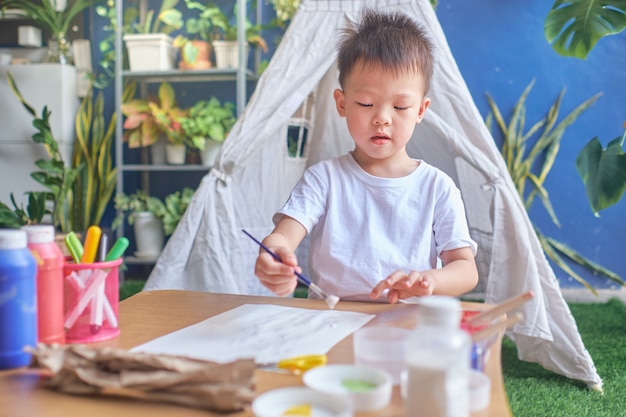 Asiatische 4 jahre alte kindergartenkind genießen