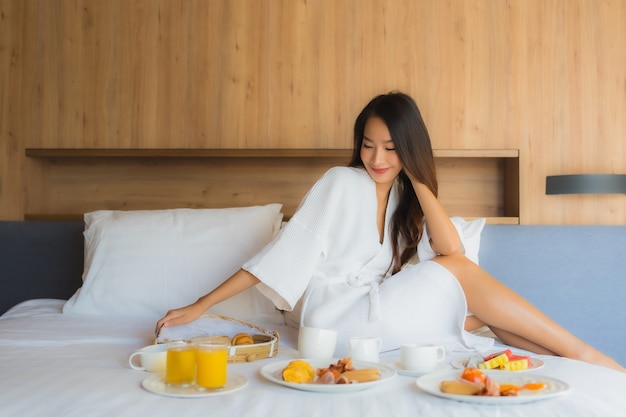 Asiatische Frau Die Mit Frühstück Auf Bett Genießt Kostenlose Foto 