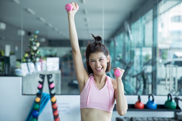 Asiatische frau spielen fitness im fitnessstudio Kostenlose Fotos