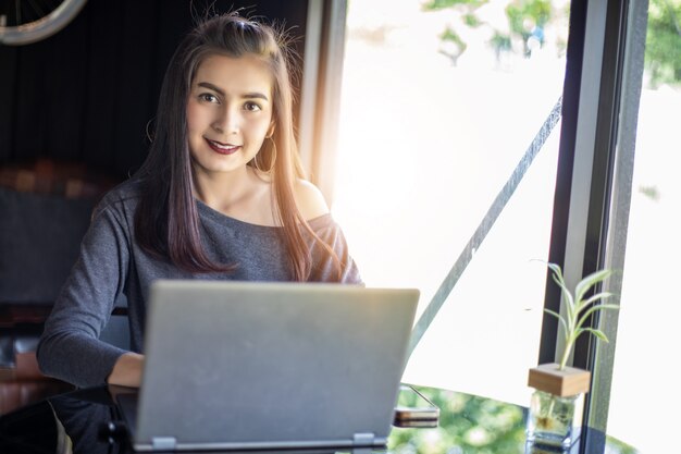 Asiatische geschäftsfrauen, die die notizbuchfunktion und diskussion über den wichtigen vertrag im büro verwenden Premium Fotos
