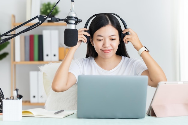 Asiatische studentin oder geschäftsfrau fernarbeit von zu