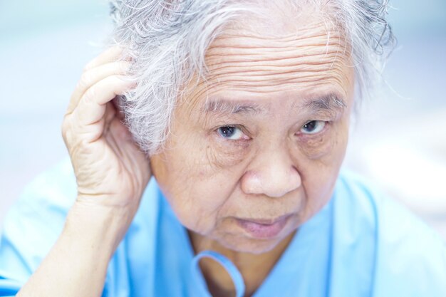 Asiatischer älterer oder älterer frauenpatient der alten dame, um das ohr zu hören, schwerhörig. Premium Fotos