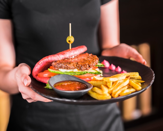 Asiatischer Hamburger Mit Pommes Frites Und Scharfer Sosse Kostenlose Foto