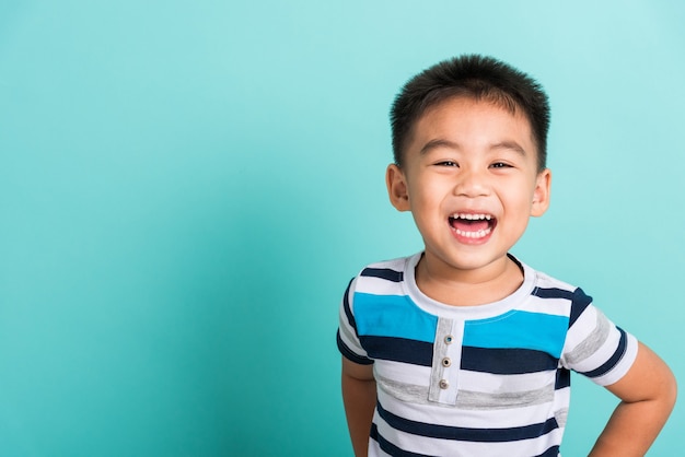 Asiatisches Porträt Des Glücklichen Gesichtes Des Kleinen Jungen, Den Er  Lachend Lächelt Und Zur Kamera Schaut | Premium-Foto