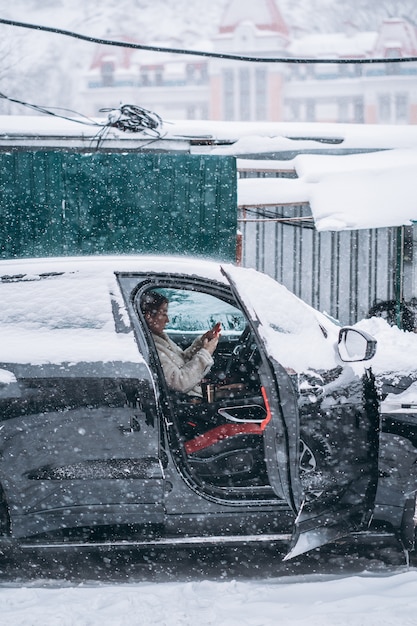 Attraktive fahrerin, die hinter dem lenkrad in ihrem auto sitzt