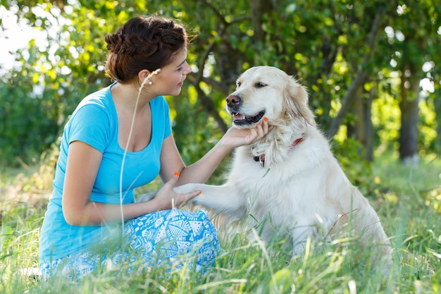 Attraktive frau mit hund Kostenlose Foto