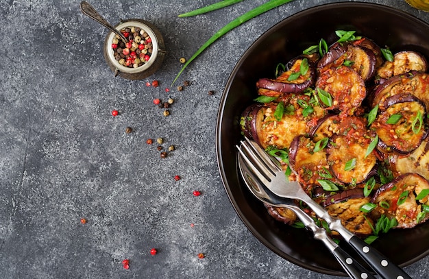 Aubergine gegrillt mit tomatensauce, knoblauch, koriander ...