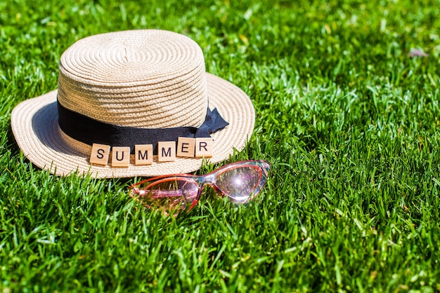 Auf Dem Grunen Gras Strohhut Sonnenbrille Und Holzbuchstaben Wort Sommer Sommer Hintergrund Urlaub Wochenende Premium Foto