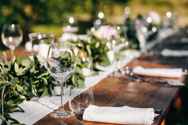 Auf Dem Hochzeitsabendtisch Liegt Eine Blumengirlande Aus Eukalyptus Kostenlose Foto