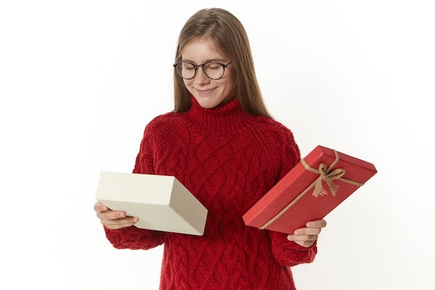 Aufgeregte Junge Frau In Glasern Die Unerwartetes Uberraschungsgeschenk An Ihrem Geburtstag Geniessen Lachelnd Kasten Haltend Kostenlose Foto