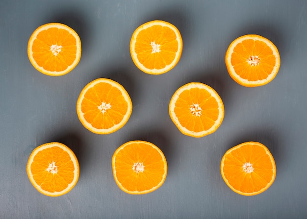 Ausgerichtete orange zitrusfrüchte auf tabelle Kostenlose Fotos