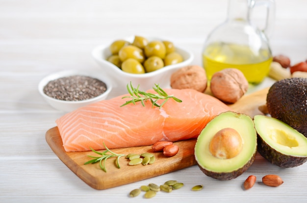 Auswahl an gesunden ungesättigten fetten, omega 3 Premium Fotos