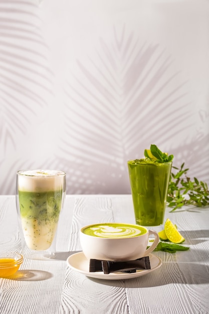 Auswahl an matcha-grüntee-getränken - grüner eistee, frappe und heißer grüner milchtee Premium Fotos