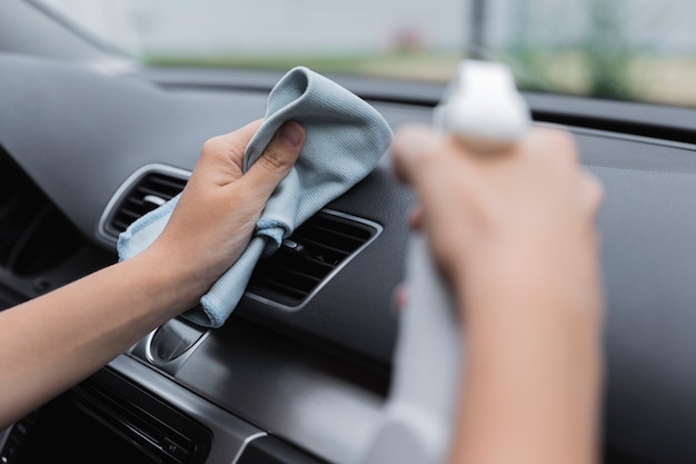 Auto Armaturenbrett Mit Lappen Und Spruhflasche Reinigen Premium Foto