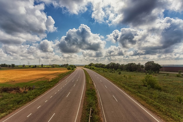 Autobahn Von Der Hohe Der Brucke Vor Dem Hintergrund Von Wolken Feldern Und Blauem Himmel Premium Foto