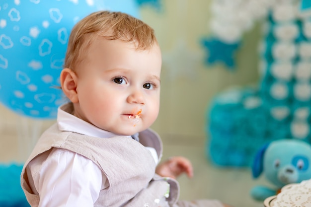 Baby 1 jahr mit einem kuchen und luftballons, geburtstag ...