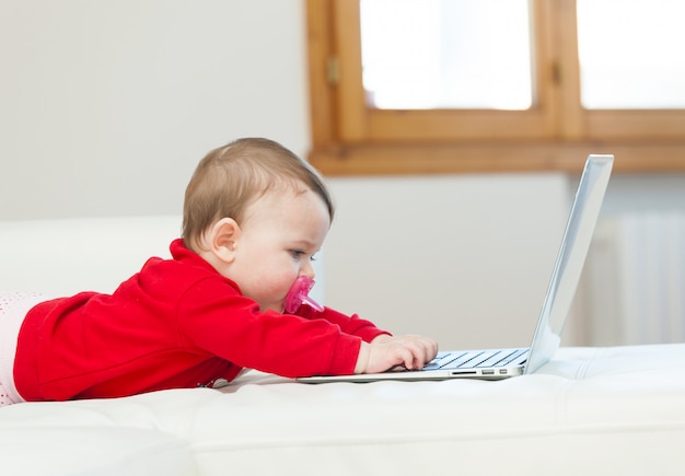Baby, das einen laptop verwendet Premium Fotos