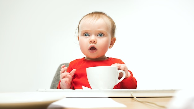 Baby Das Mit Tasse Kaffee Sitzt Kostenlose Foto