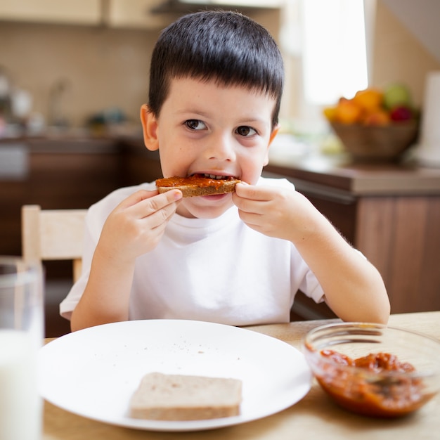 Baby, das zu hause frühstückt | Kostenlose Foto