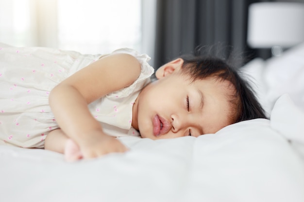 Baby schläft auf dem bett zu hause PremiumFoto