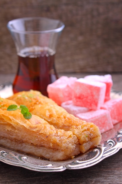 Baklava mit walnüssen und türkischer freude mit tee auf türkisch ...