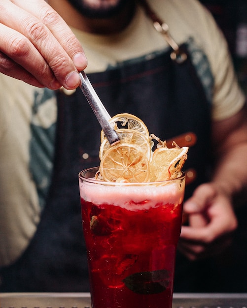 Kostenlos Foto Barkeeper Der Vorderansicht Der Ein Rotes Getrank Vorbereitet