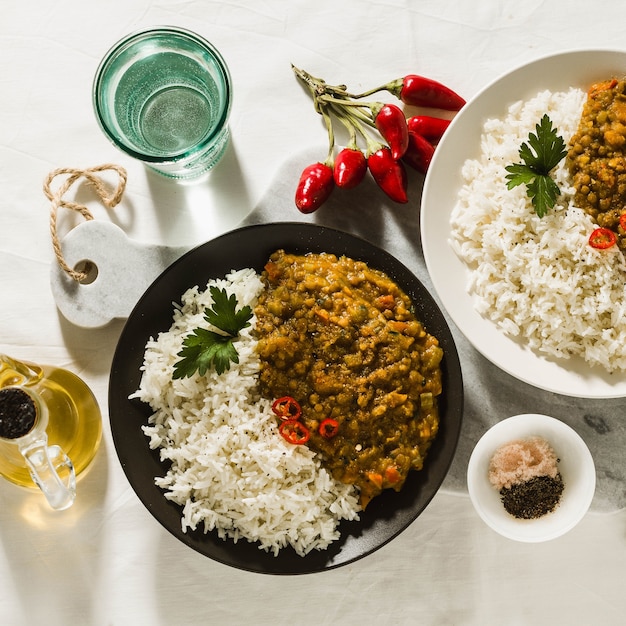 Basmatireis mit curry aus gemüse und linsen | Premium-Foto