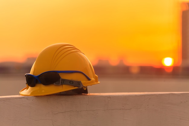 Bausturzhelm und bauwerkzeuge auf baustelle Premium Fotos
