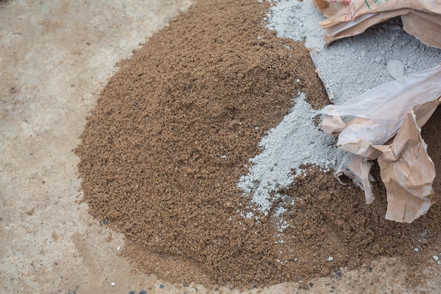 Bautechniker mischen zement, stein und sand für den bau. Kostenlose Foto