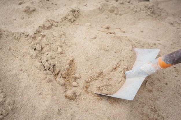 Bautechniker mischen zement, stein und sand für den bau. Kostenlose Foto