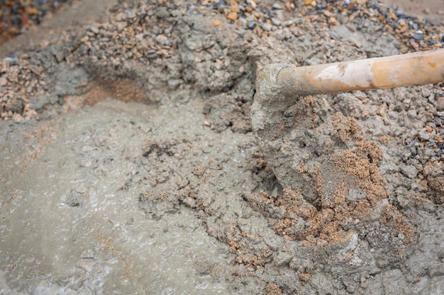 Bautechniker mischen zement, stein und sand für den bau. Kostenlose Foto