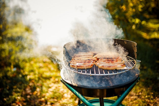 Bbq mit würstchen auf dem grill | Premium-Foto