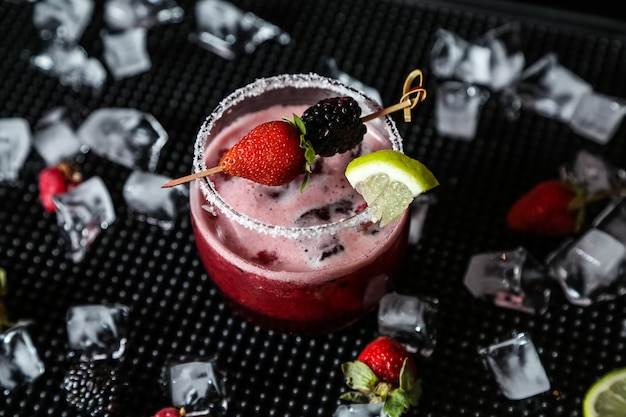 Beerencocktail alkohol himbeer brombeer limetteneis seitenansicht ...