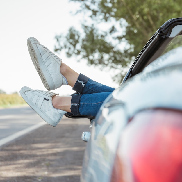 Beine der frau aus dem auto hängen Kostenlose Fotos