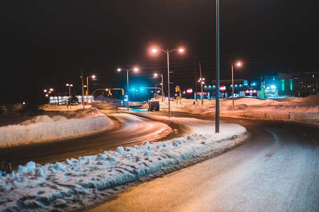 Beleuchtete Strassenlaterne In Der Nacht Kostenlose Foto