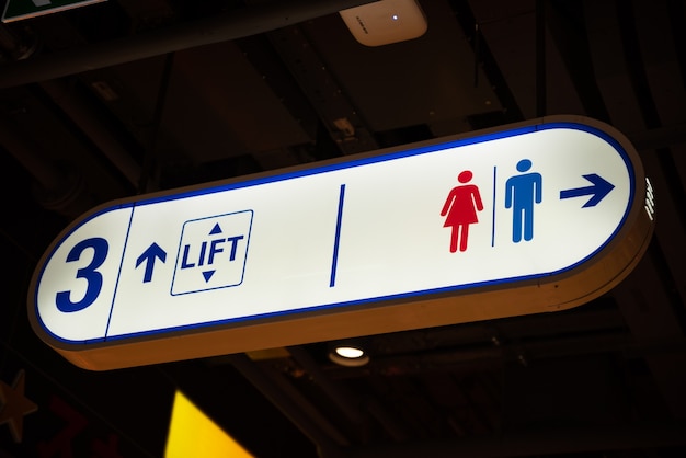 Beleuchtetes Schild Niveau Toilettenparkaufzug Im Einkaufszentrum Premium Foto